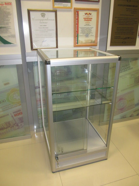 Фото выставочной мебели для музея монет Беларусбанка