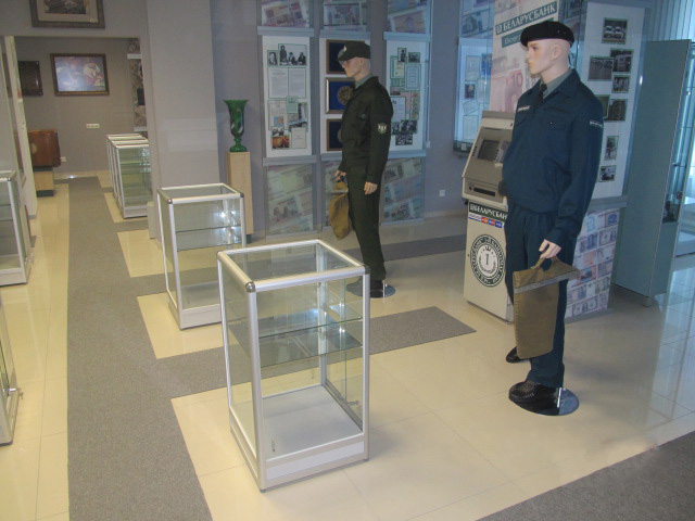 Фото выставочной мебели для музея монет Беларусбанка