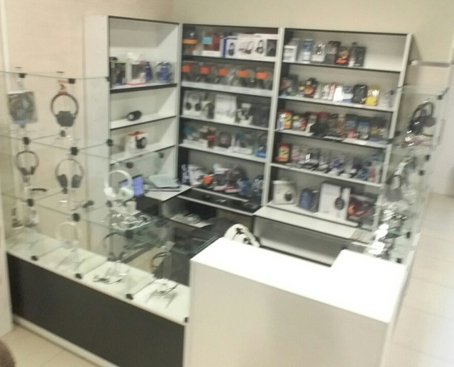 Торговое оборудование для магазина компьютерной гарнитуры