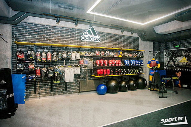 Фото торгово оборудования для магазина спортивных товаров
